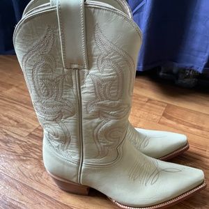 COWGIRL BOOTS
